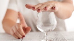 nawet mała dawka alkoholu zwiększa ryzyko raka jamy ustnej? badania nie pozostawiają złudzeń