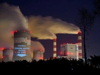 BECHATÓW GREENPEACE AKCJA NAPISY NA ELEKTROWNI