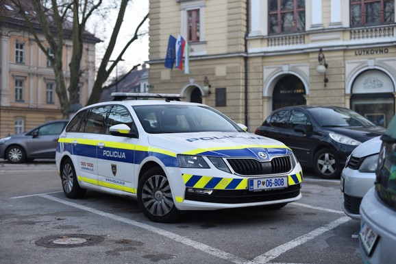 OPLJAČKALI KOMBI ZA PREVOZ NOVCA Pokrenuta velika potraga u Sloveniji: Policija helikopterima traži LOPOVE