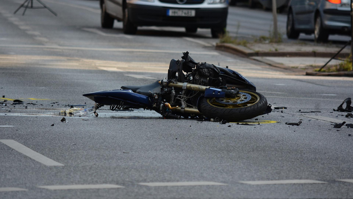 Spadł z motocykla prosto na samochód. Tragiczny wypadek we Włocławku