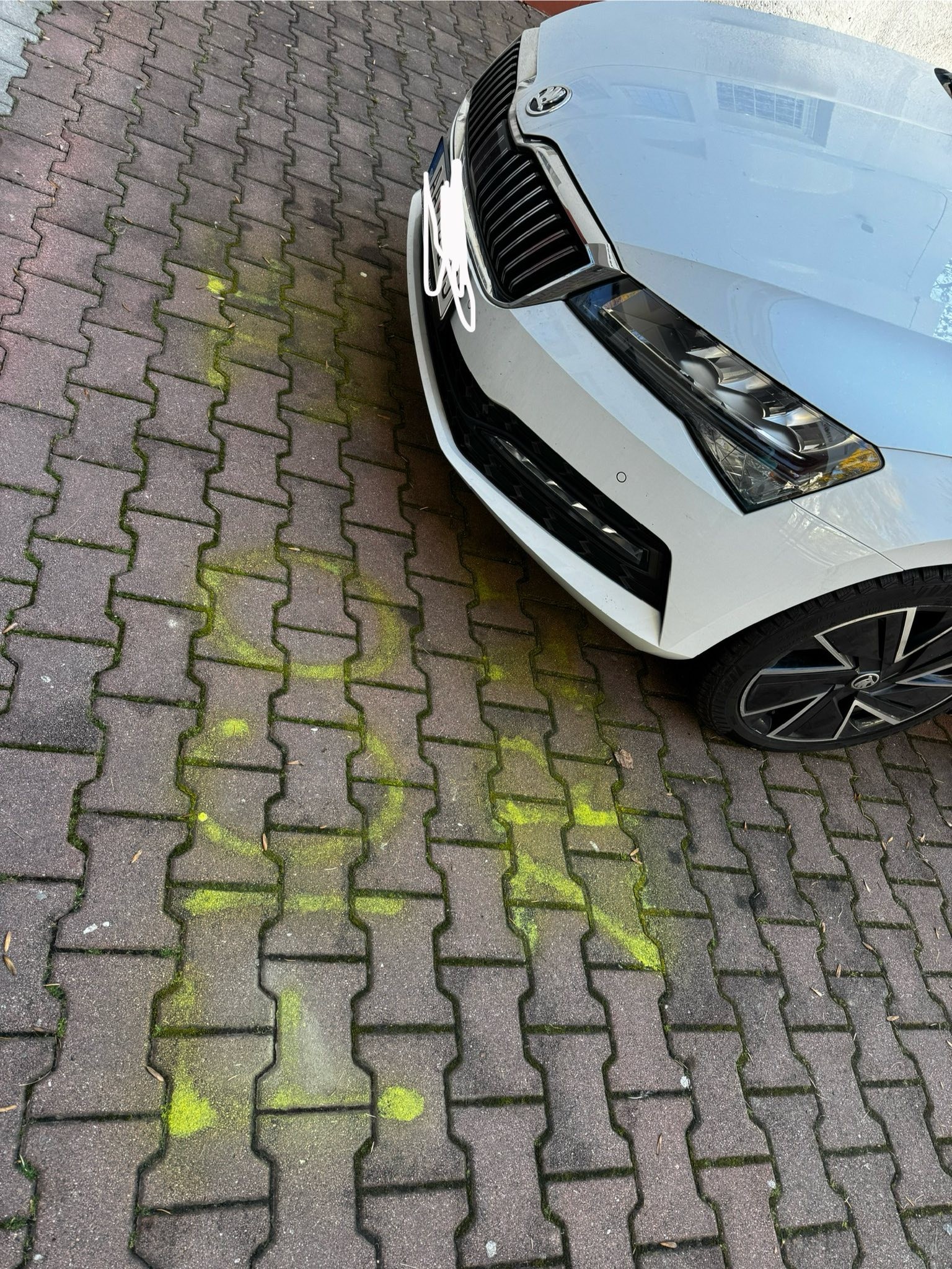 Hanlivý nápis pred školou v Poprade.