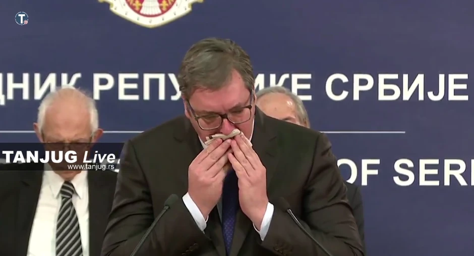 Vučić se u jednom mometnu zakašljao, ali je odmah istakao: "Nije korona, ne brinite, neće grom u koprive"