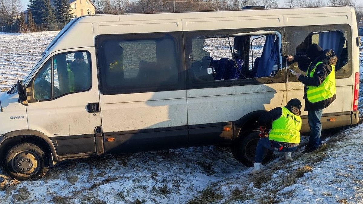 Lubelskie. Zderzenie tira z busem koło Łęcznej. Kierowca uciekł z miejsca wypadku