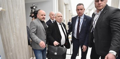 Kaczyński wykiwał Hołownię? Pojawił się w Sejmie z tymi osobami