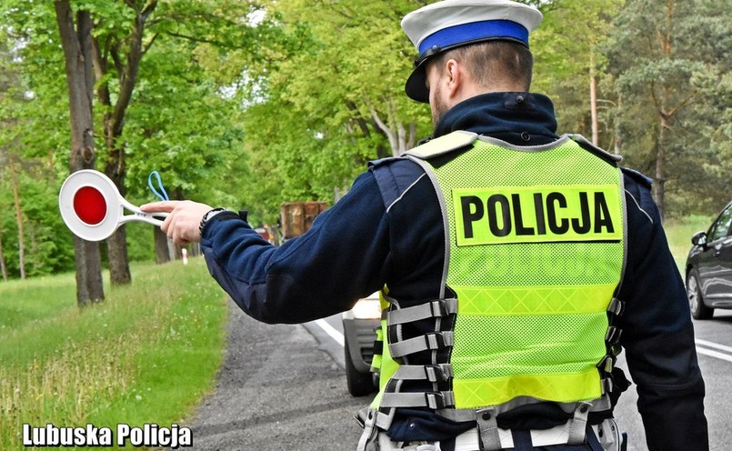 Policjant kontroluje kierowców