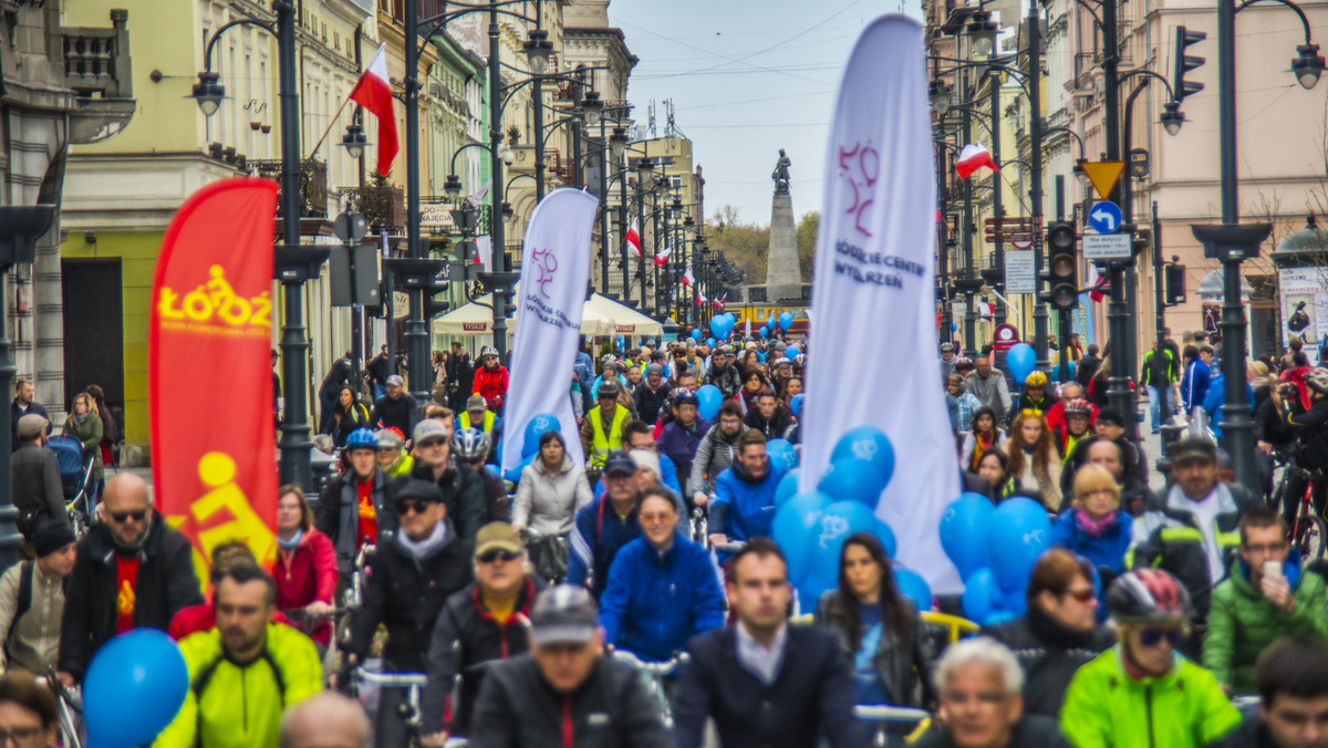 Już 10 tysięcy osób zarejestrowało się na stronie łódzkiego roweru publicznego. System ruszył w sobotę i cieszy się wielką popularnością. Tymczasem miasto kontynuuje budowę ścieżek rowerowych i planuje obniżki za korzystanie z roweru miejskiego dla posiadaczy migawek. Czy to szansa na to, by samochodów na łódzkich ulicach było mniej?