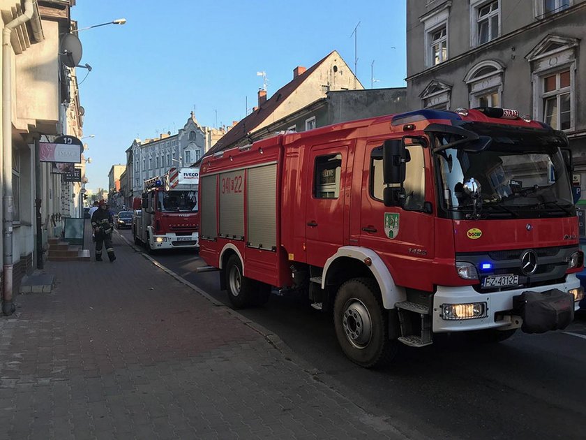 Dach kamienicy wpadł do restauracyjnego ogródka w Zielonej Górze