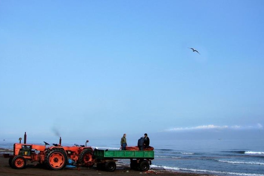 Caspian Sea by Hamed Saber morze kaspijskie morze plaża traktor przyroda