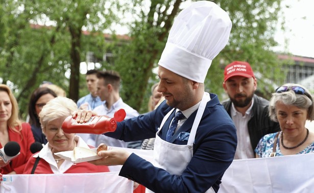 Kiełbasa a'la Patryk Jaki. Kandydat na prezydenta Warszawy grillował z mieszkańcami [FOTO]