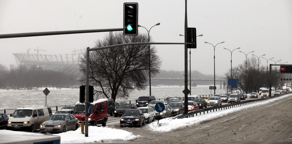 a WARSZAWA ZIMA UTRUDNIENIA W RUCHU