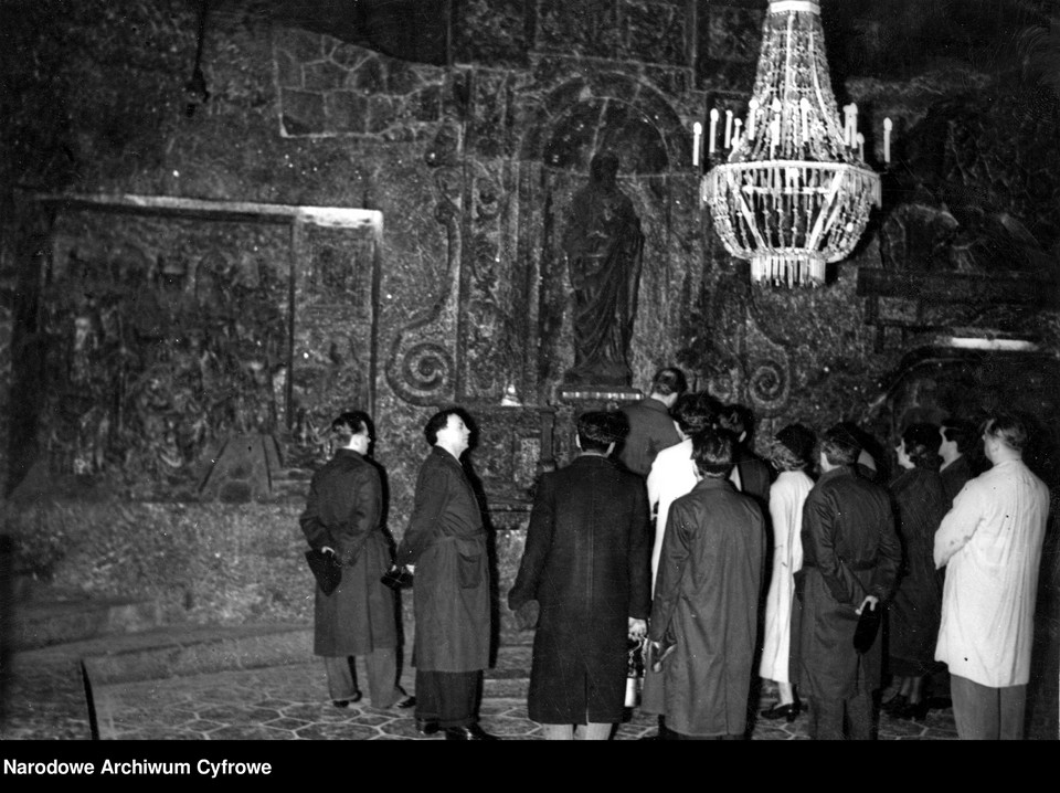 Grupa zwiedzających w kaplicy św. Kingi, rok 1939