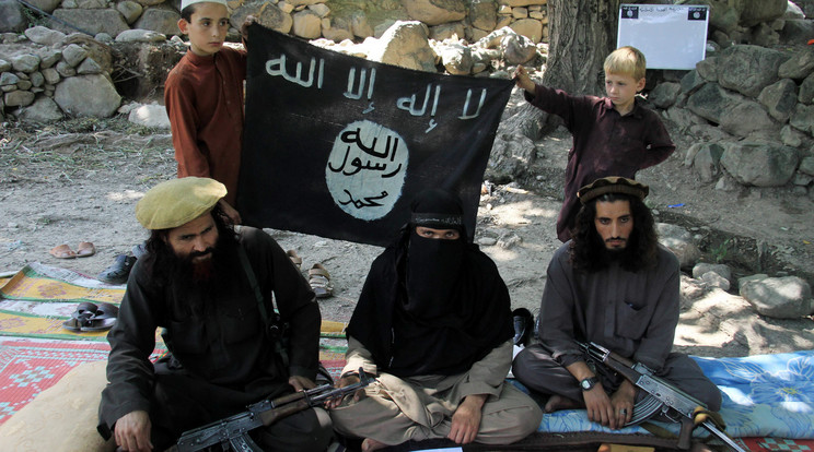 Az Iszlám Állam egyik propagandafotóján a területivezető esketi fel
az újoncokat/Fotó:MTI