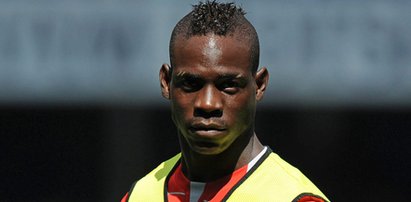 Mario Balotelli nadal ma problem z ubieraniem się!