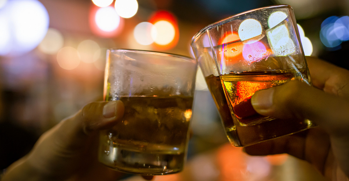 Jak pić alkohol, by uniknąć kaca? Toksykolog: są dwie ważne zasady