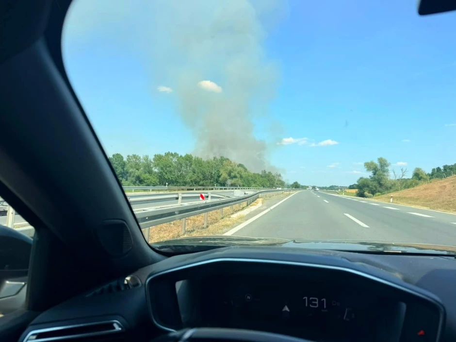 Požar pored auto-puta kod Umčara