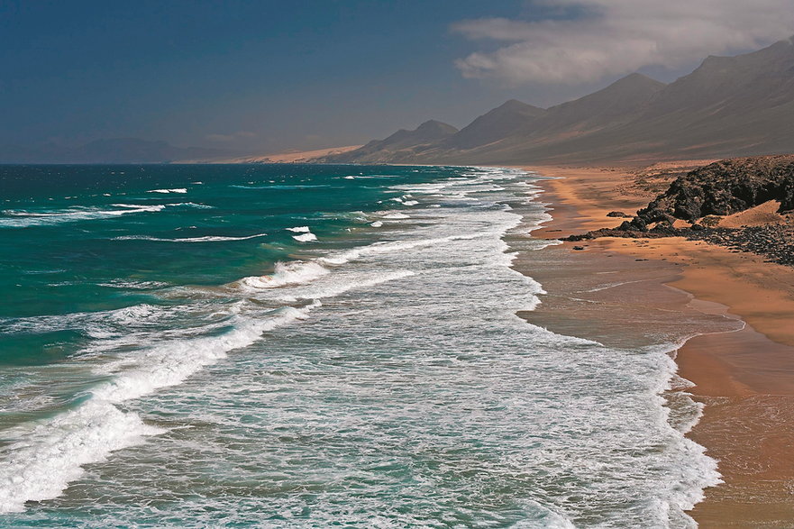 Fuerteventura Tutejsza Playa de Cofete kusi spokojem i oszałamia pustynnym krajobrazem