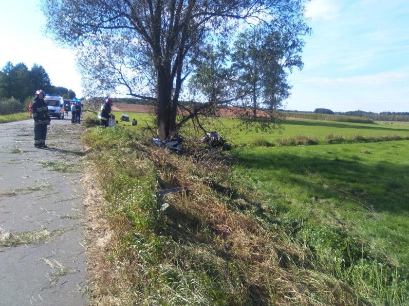 Części roztrzaskanego auta były porozrzucane w odległości kilkudziesięciu metrów