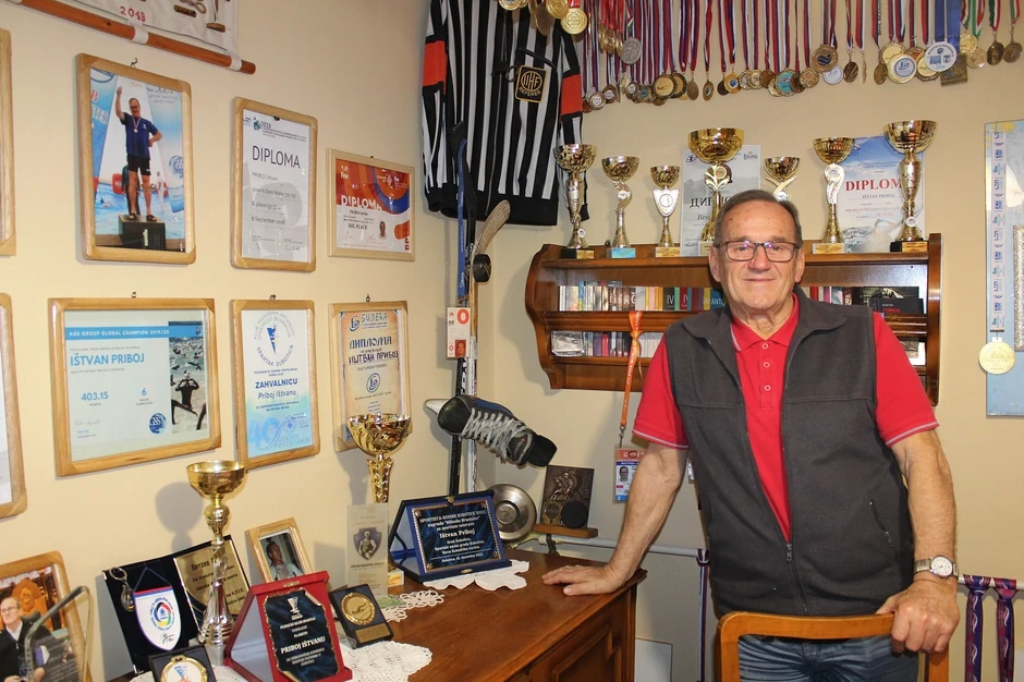 Ištvan Priboj sa medaljama, peharima, diplomama i zahvalnicama za uspehe u sportu 