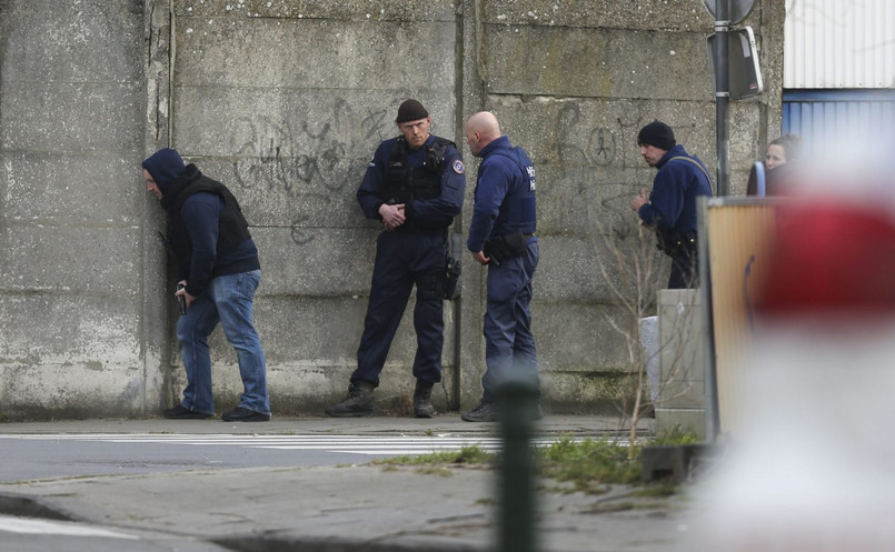 Akcja policji przeciwko terrorystom w Brukseli. Nie żyje jeden podejrzany