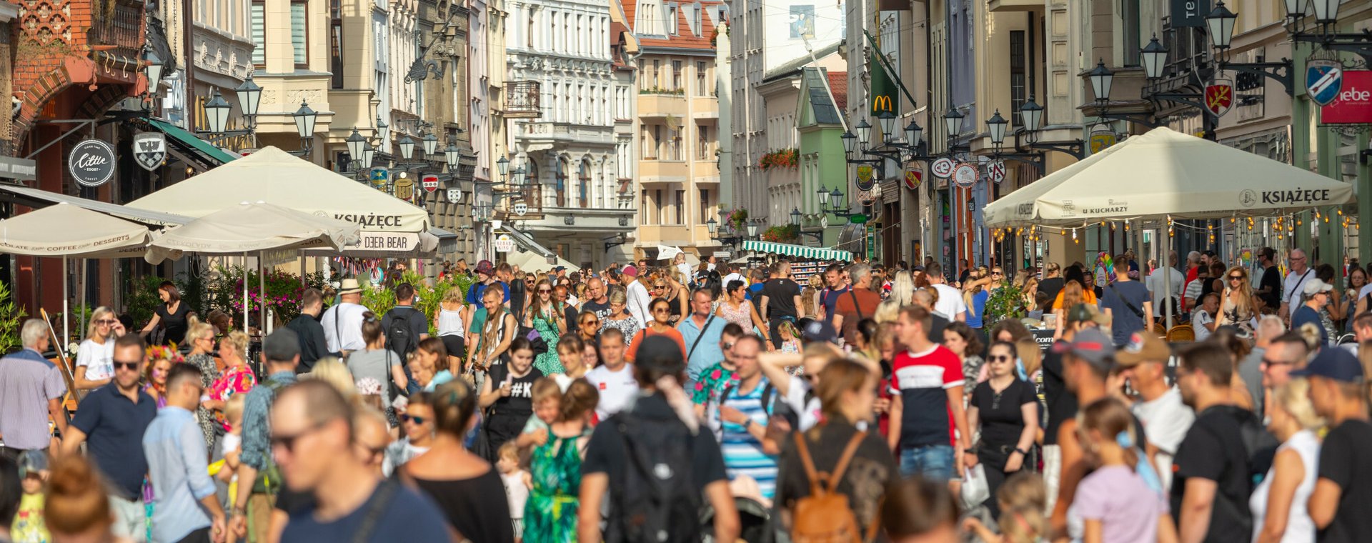 Tłum turystów w Toruniu