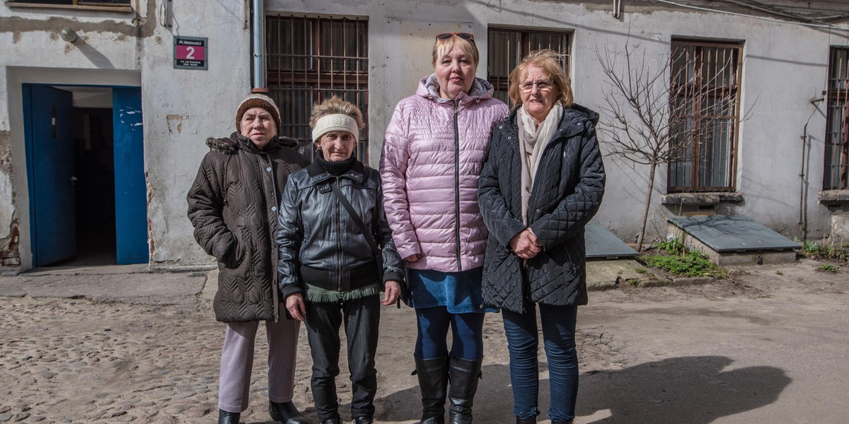 Mieszkanki kamienicy przy ul. Mielczarskiego w Łodzi: Więcesława Gołębiewska, Zofia Bitner Mirosława Bator i Maria Czarnecka