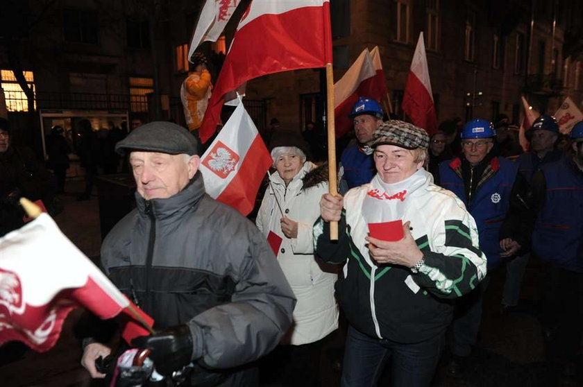 Manifestacja PiS. To tłumy, czy garstka? Była czerwień dla...