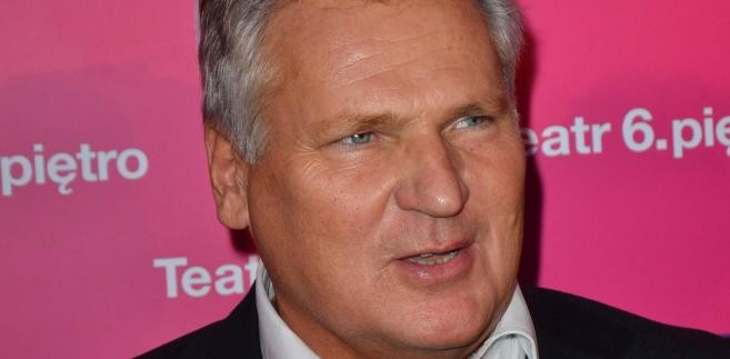 <b>Były prezydent Polski Aleksander Kwaśniewski (lata 1995 - 2005)</b>
<br>
<br>
Na wykładach zarabia także Aleksander Kwaśniewski. Jednak o wiele bardziej kontrowersyjny okazały się doniesienia 'Wprost', że za wynagrodzenie Kwaśniewski został doradcą prezydenta Kazachstanu Narsułtana Nazarbajewa i uczył go, jak demokratyzować kraj.
<br>
<br>
Niezłe pieniądze Kwaśniewski zarabia także zasiadając w międzynarodowej radzie doradców firmy Kulczyk Investments wraz z byłym prezydentem Niemiec Horstem Köhlerem i emerytowanym generałem Jamesem L. Jonesem, doradcą prezydenta Obamy ds. bezpieczeństwa narodowego w latach 2009-10.
<br>
<br>
Ani firma Kulczyka, ani były prezydent nie chcą ujawnić, ile Kwaśniewski zarabia, jednak według informacji 'Gazety Wyborczej' członkom tego typu ciał doradczych wypłacana jest pensja rzędu 200 tys. dol. rocznie (ok. 52 tys. zł miesięcznie).