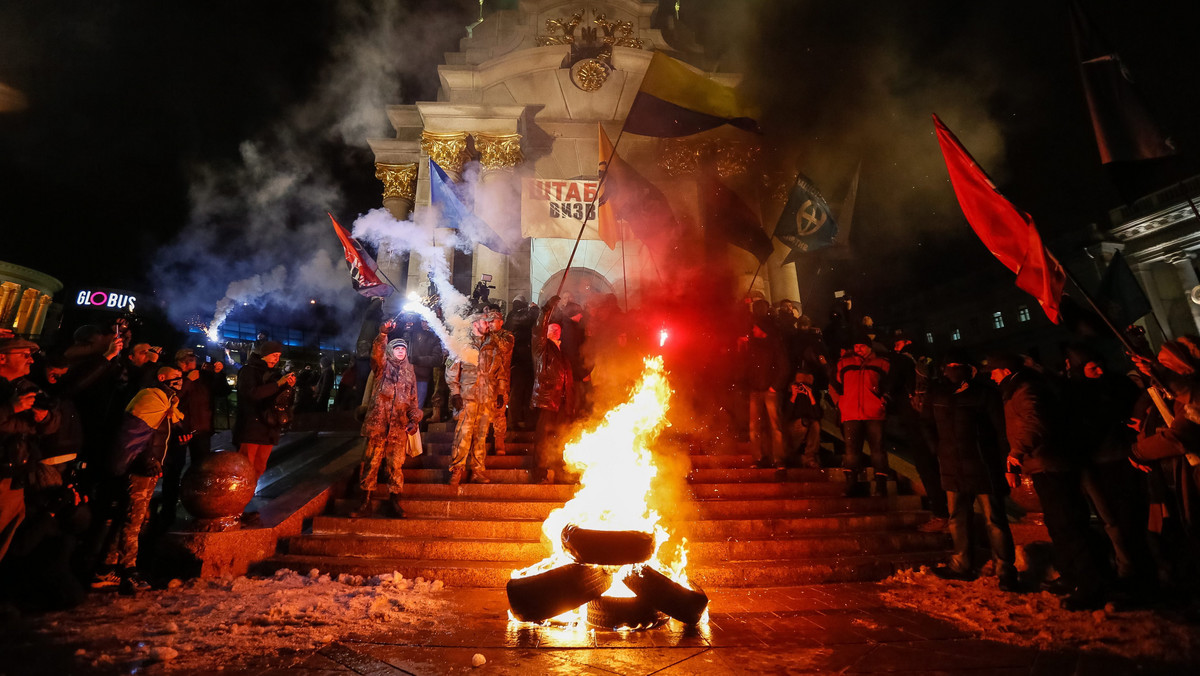 Przepychanki z policją, wybicie okien w oddziale rosyjskiego banku i zniszczenie biura prorosyjskiego polityka towarzyszyły wczorajszej demonstracji z okazji trzeciej rocznicy początku rewolucji na Majdanie Niepodległości w Kijowie.