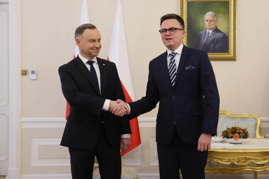 Prezydent Andrzej Duda oraz marszałek Sejmu Szymon Hołownia podczas spotkania w Pałacu Prezydenckim w Warszawie 17 listopada 2023 r. Według dra Sławomira Dudka największy „wilczy dół” w kontekście budżetu kryje się w konstytucyjnym zapisie, według którego to prezydent decyduje, kiedy mija termin przyjęcia przez Sejm uchwały budżetowej.