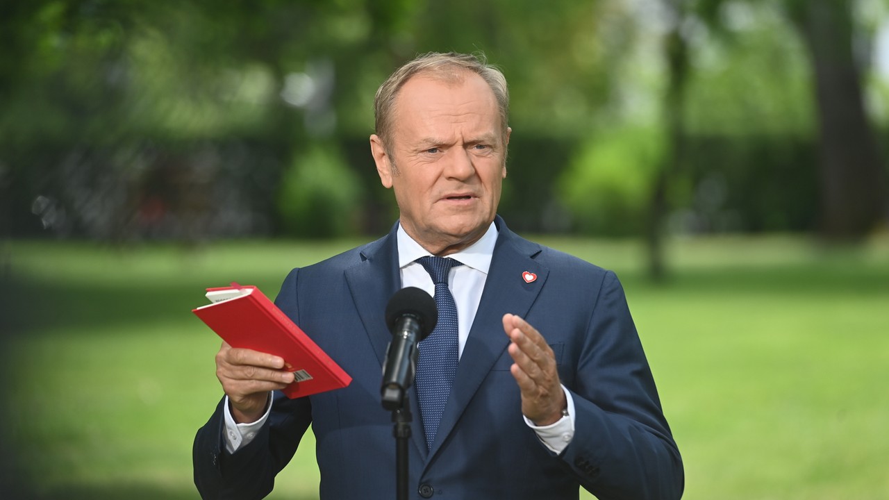 Donald Tusk jasno o protestach wyborczych. Miał ze sobą konstytucję