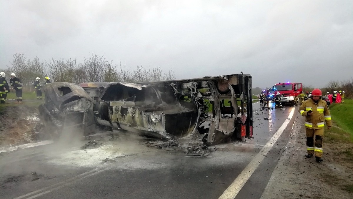 Policjanci z Leżajska pod nadzorem prokuratora wyjaśniają okoliczności tragicznego wypadku, do jakiego doszło w środę wieczorem na obwodnicy Leżajska. W zderzeniu samochodu osobowego z ciężarowym zginął kierowca audi.