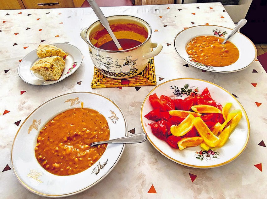 U staroj kući i posuđe je starinsko