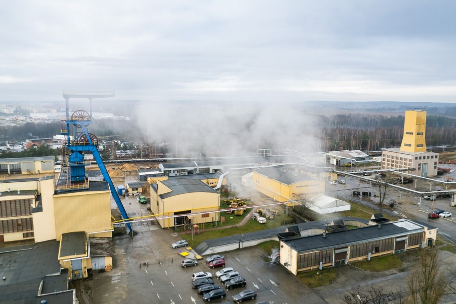 Rosja jest jednym z większych światowych producentów miedzi z produkcją na poziomie 850 tys. ton rocznie i drugim na świecie największym eksporterem miedzi rafinowanej, więc odcięcie tego rynku powoduje naturalne niedobory, a co za tym idzie wzrost cen. Na zdjęciu kopalnia KGHM Polska Miedź 