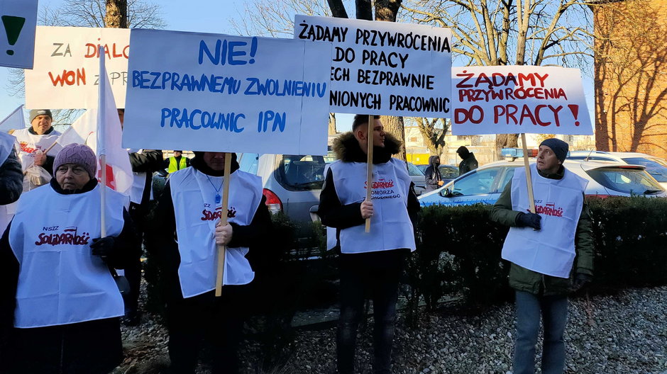 Pikieta "Solidarności" pod siedzibą IPN w Szczecinie