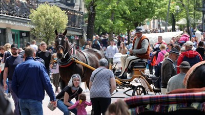  Tłumy turystów na Krupówkach w Zakopanem