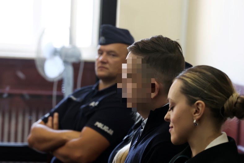 Sebastian Majtczak i adwokatka Katarzyna Hebda (w todze)