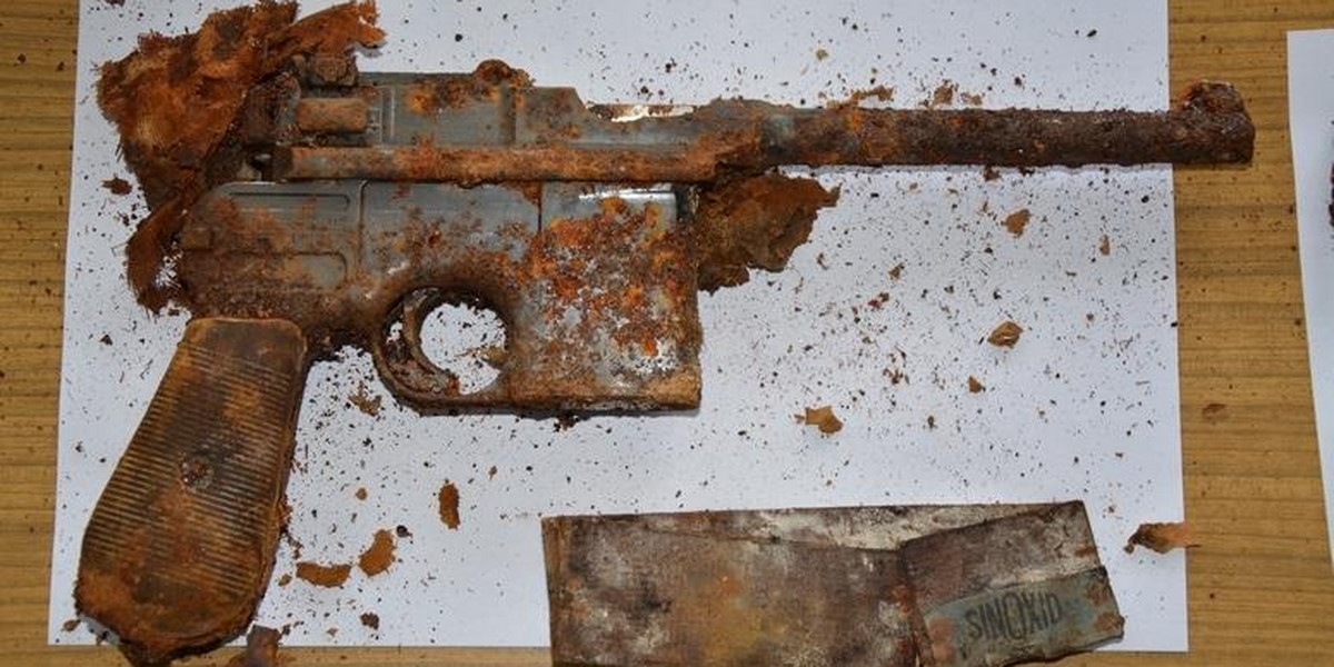 Mauser wraz z amunicją przeleżały w ziemi 60 lat