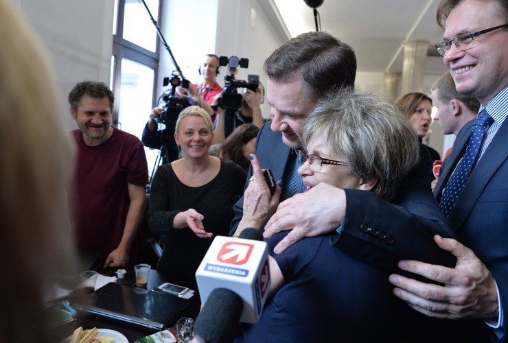 Piotr Duda z rodzicami niepełnosprawnych dzieci protestującymi w Sejmie