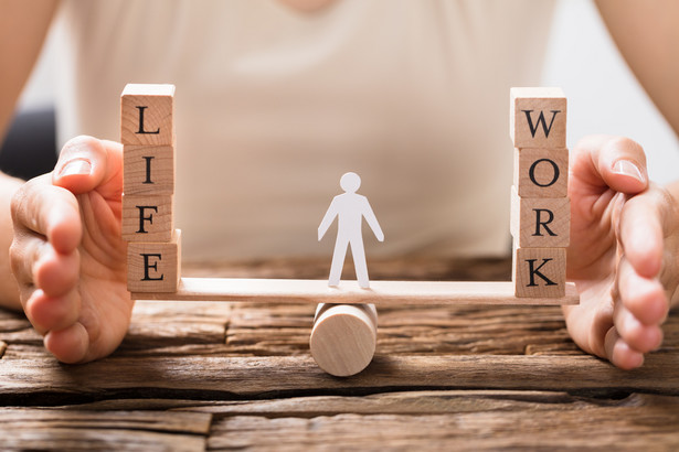 Nowelizacja wdraża dwie unijne dyrektywy dotyczące tzw. work-life balance – dyrektywę w sprawie przejrzystych i przewidywalnych warunków pracy w Unii Europejskiej i tzw. dyrektywę rodzicielską. Dotyczy m.in. urlopów i czasu pracy, w tym urlopu rodzicielskiego, do którego pracownicy będą mieli indywidualne prawo.