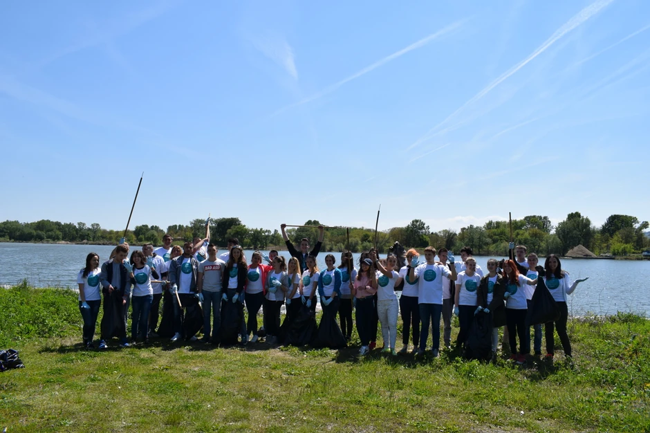 Ucenici iz Velikog Gradista ciste rukava Dunava