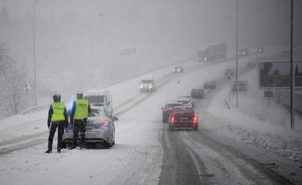 Policja na drodze. Panują trudne warunki z powodu intensywnych opadów śniegu