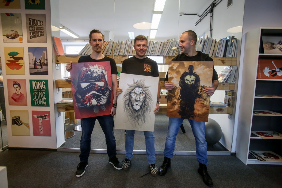 Od prawej: Edward Ruszczyc, Jacek Świgost, Karol Banaszkiewicz - założyciele Displate. 