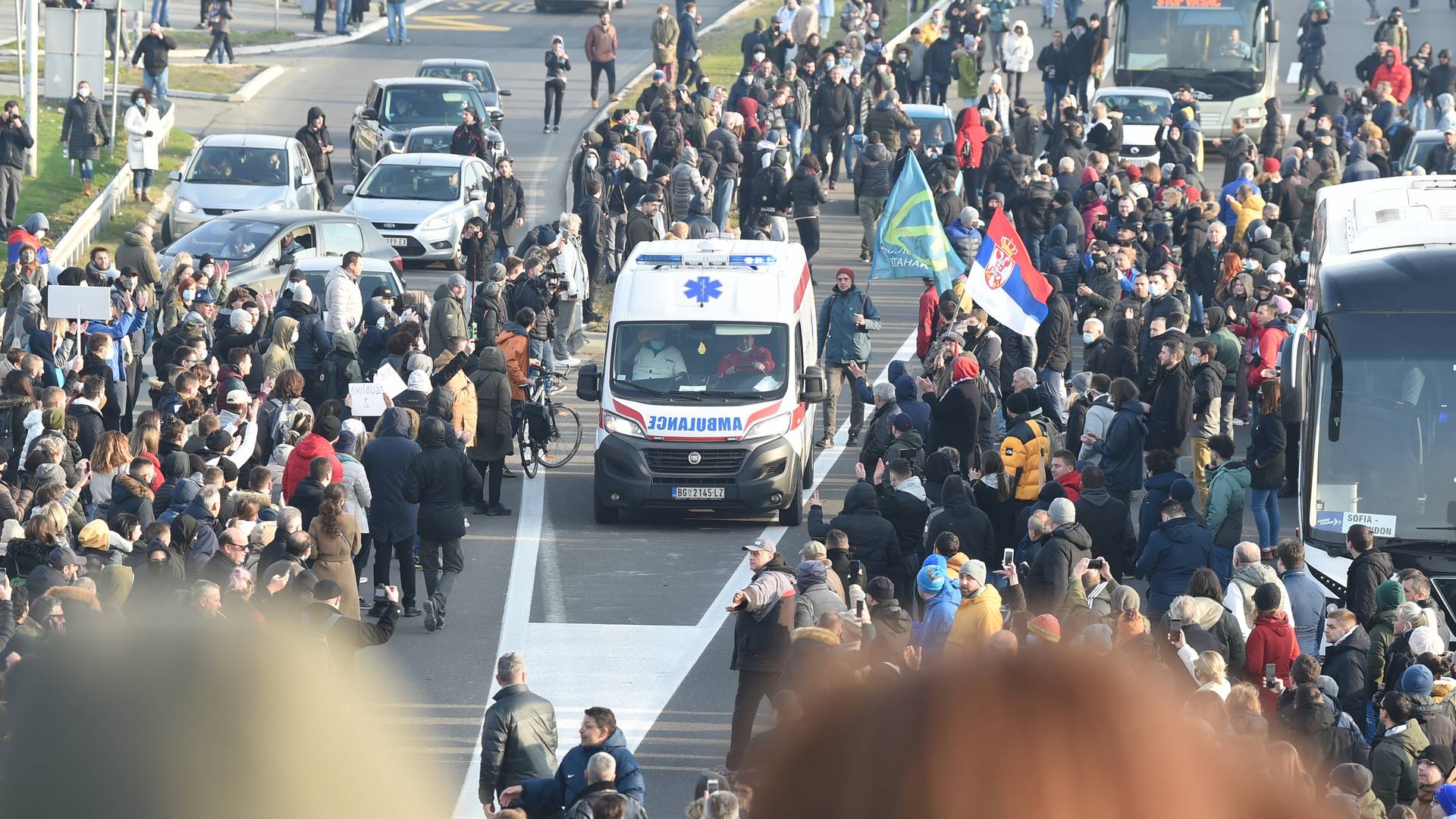 Kad je hitno može - ponovo Hitna pomoć upala usred blokade auto-puta u Beogradu