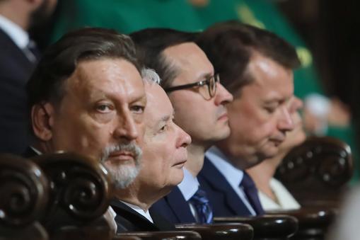 Prezes PiS Jarosław Kaczyński, premier Mateusz Morawiecki, minister obrony narodowej Mariusz Błaszczak i kuzyn braci Kaczyńskich Jan Maria Tomaszewski