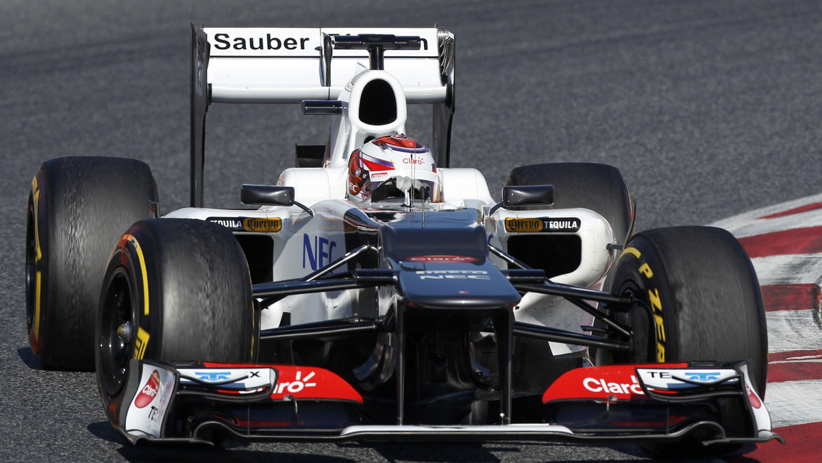 Podczas niedzielnego wyścigu o Grand Prix Wielkiej Brytanii doszło do wypadku w alei serwisowej. Kamui Kobayashi (Sauber) zjeżdżając na pit stop... potrącił trzech mechaników.