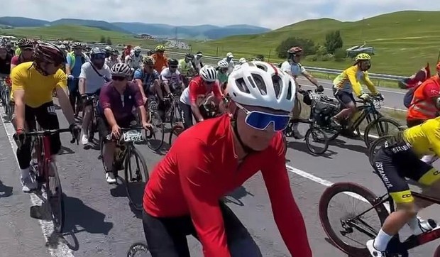 Mehmet Fatih Čičekli (u crvenom) se brani rečima: Bavim se sportom - u sportskoj odeći | Foto: Mehmet Fatih Çiçekli