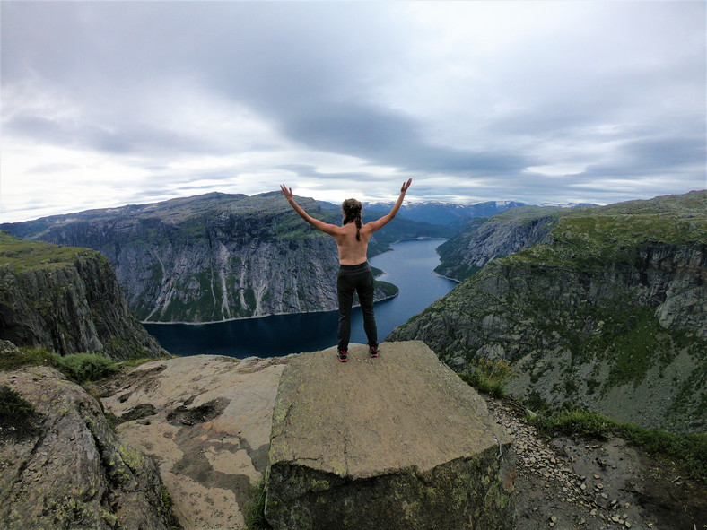 Milena under en av turene til berget kalt Trolltungen