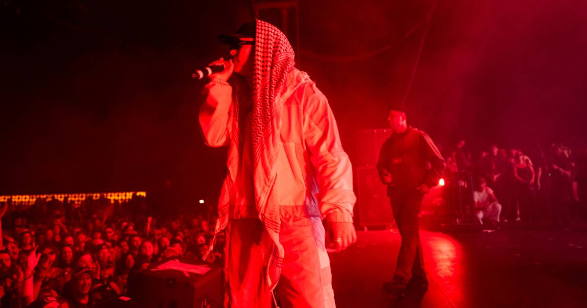 Znany raper oskarżony o terroryzm. Sąd wypuścił go do domu