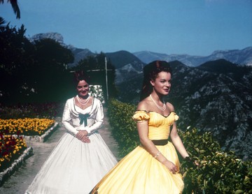 A jelenetet a francia Riviérán, a Villa Ephrussi de Rothschild kertjeiben vették fel, amely Beaulieu-sur-Mer közelében található. Romy Schneider édesanyja, Magda Schneider is szerepelt a filmben – a képen ő látható a háttérben. Magda és Romy tehát nemcsak a vásznon játszottak anya-lánya párost, hanem a való életben is azok voltak, ami különösen bensőségessé tette közös jeleneteiket.