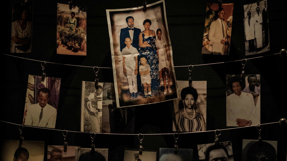 Rwanda, portrety ofiar ludobójstwa. Miejsce Pamięci Ludobójstwa w Kigali